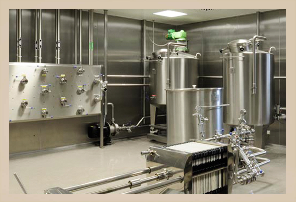 Edelstahltanks und Filteranlage in der GMP-zertifizierten Produktionshalle