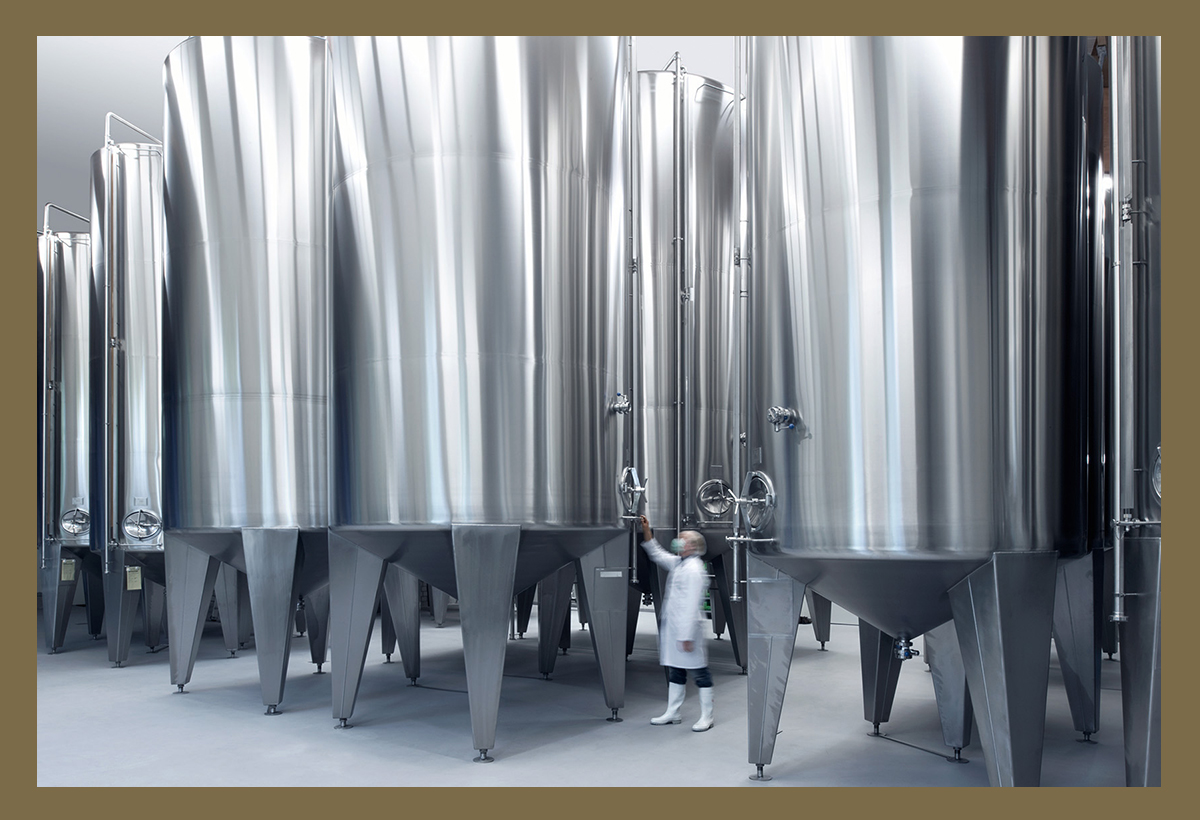 Edelstahltanks und Filteranlage in der GMP-zertifizierten Produktion von Sandfort